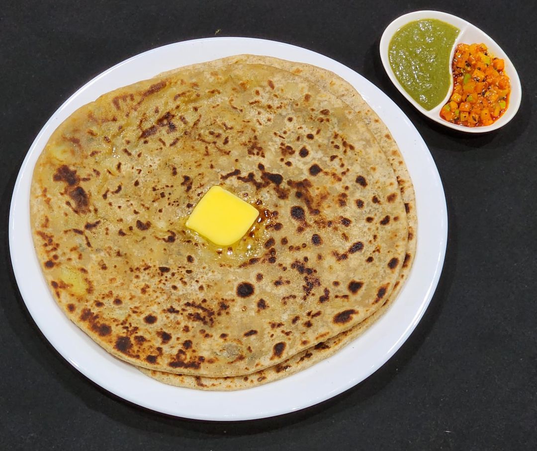 ALOO PANEER PARATHA (2 PCS) with chutney