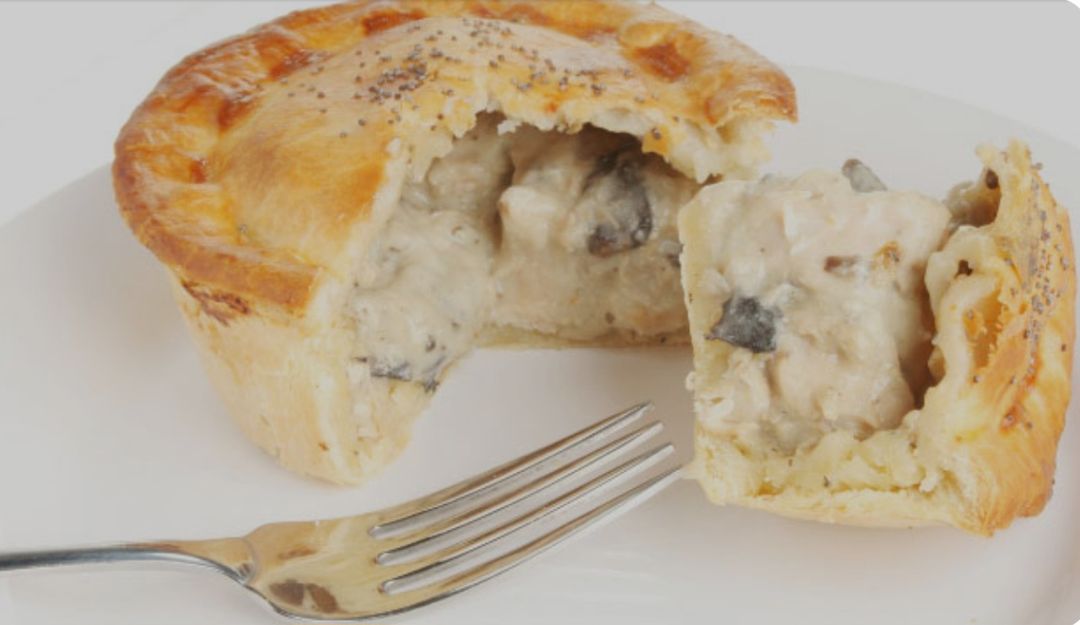 Creamy chicken and mushroom pie 