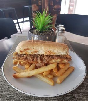 Pull Beef Roll & Chips (US Style)