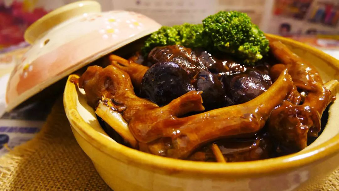 鹅掌花菇焖墨玉海参 Braised Goose Claw Shiitake and Premium Sea Cucumber