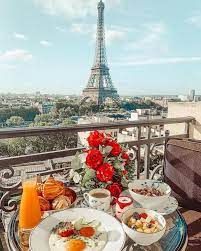 Breakfast & Photo session with a Tour Eiffel View