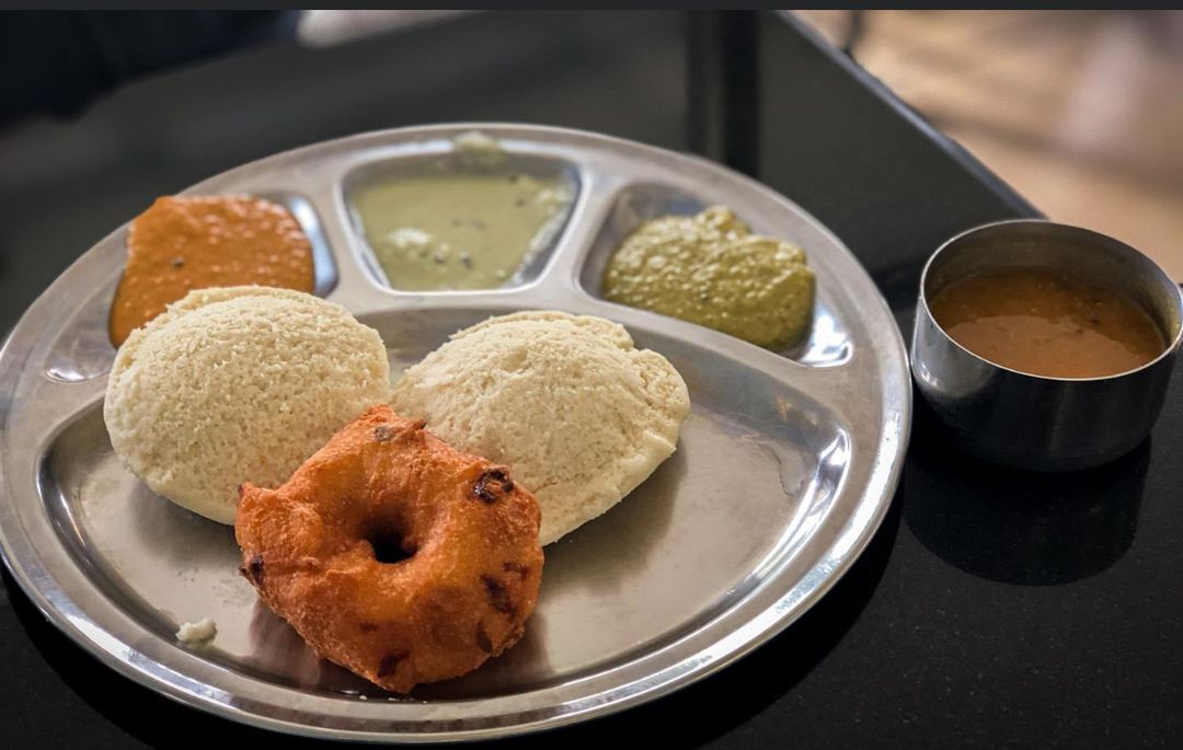 Combo idly 3(pcs) vada1 (pcs)