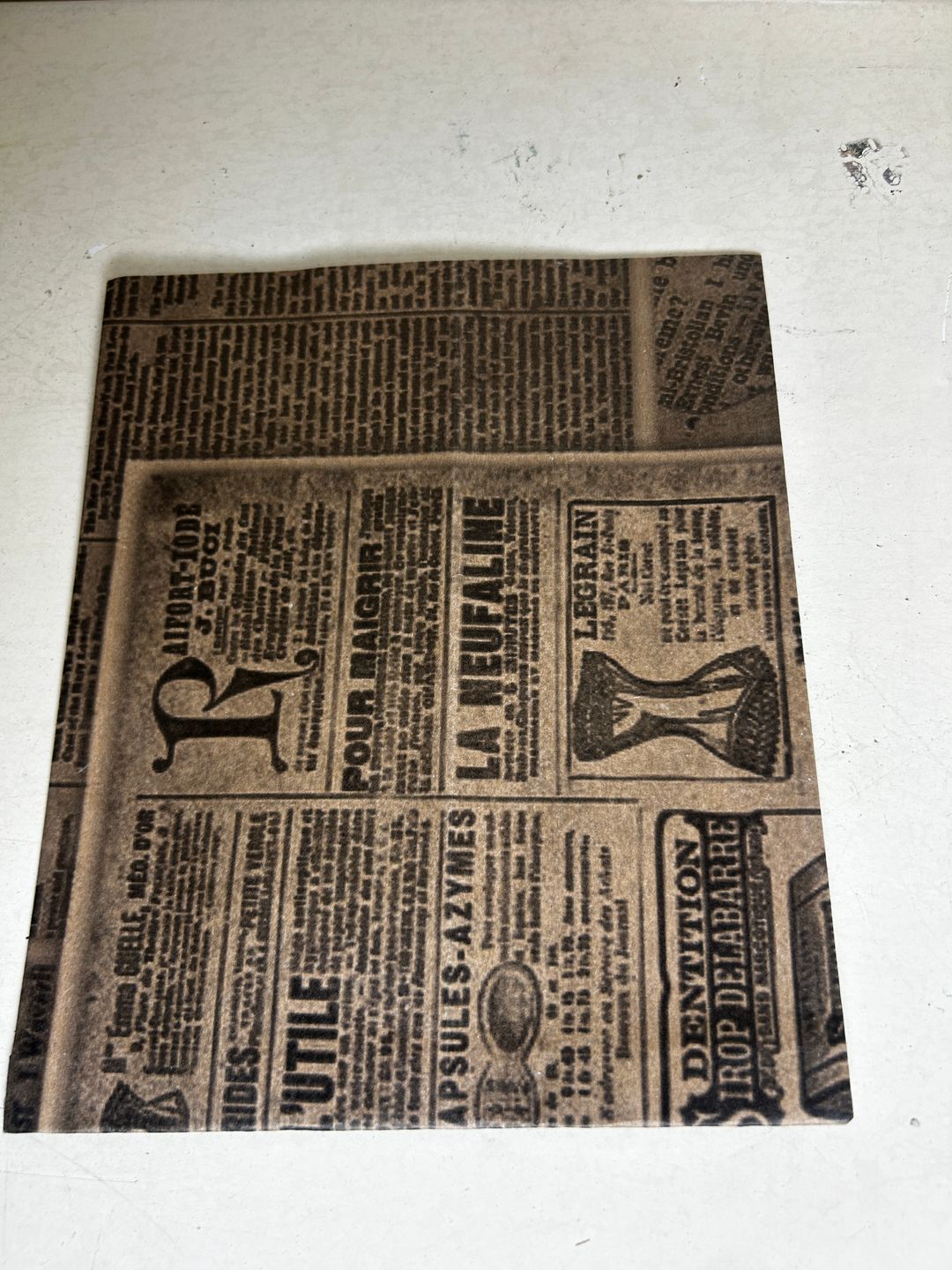 “RETRO NEWSPAPER PRINTS” TREAT TAKEOUT BAGS - 7” x 5.5” - CARTON OF 1000 PIECES / BROWN  