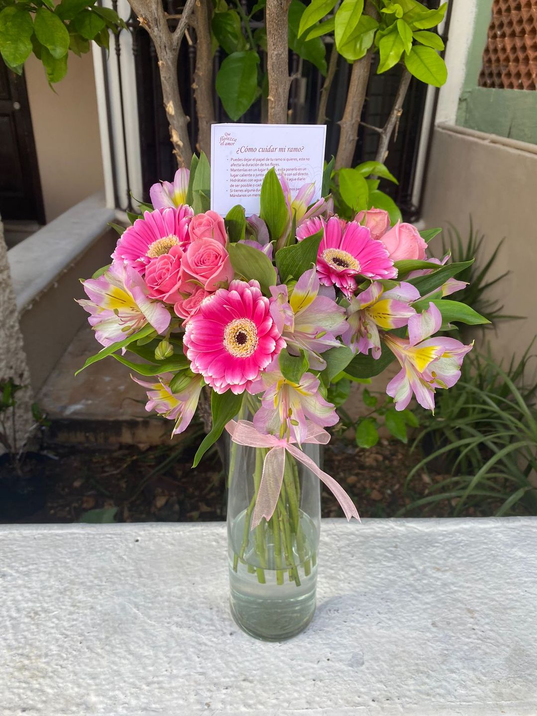 Jarrón de mini rosas & Gerberas