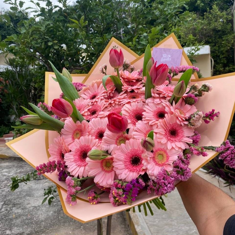 30 gerberas con tulipanes