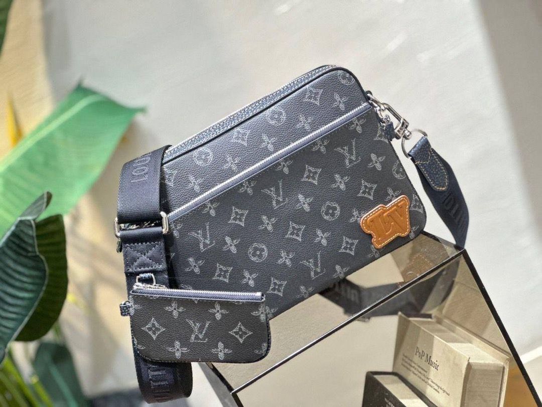  LOUIS VUITTON Trio Messenger