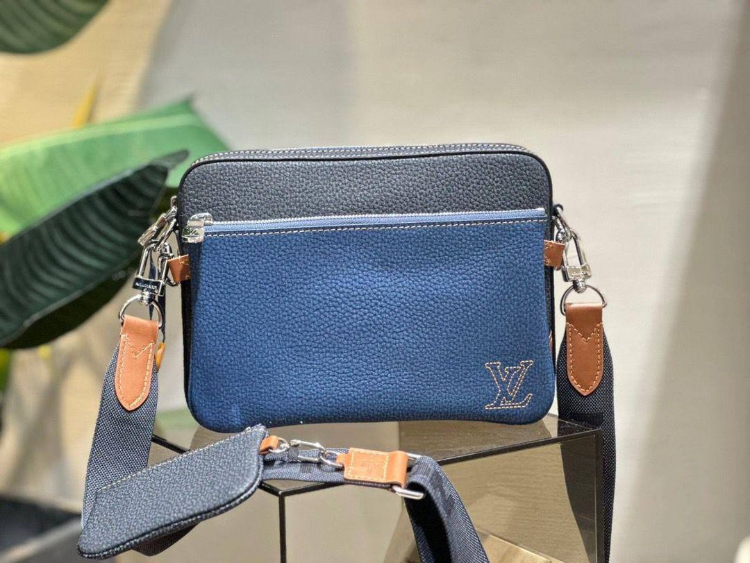  LOUIS VUITTON Leather Crossbody Bag