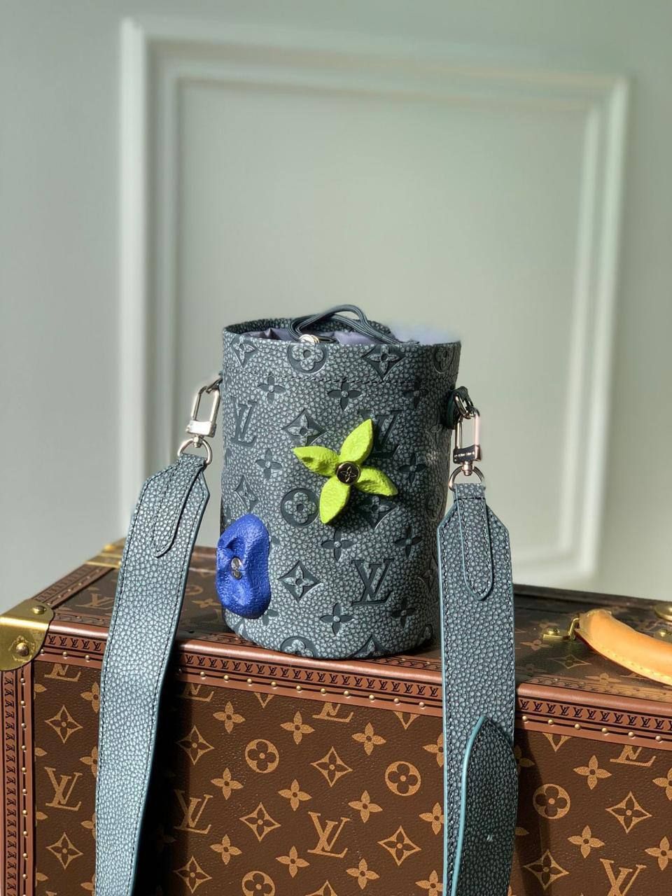  LOUIS VUITTON Chalk Pouch Bag