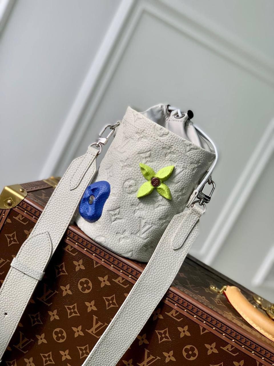  LOUIS VUITTON Chalk Pouch Bag