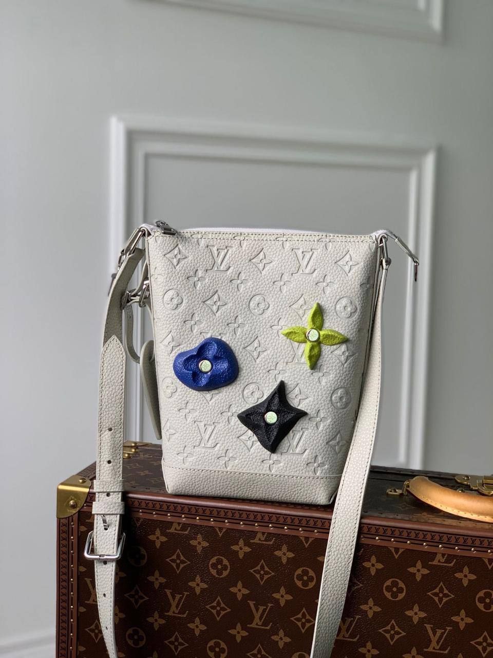  LOUIS VUITTON Hobo Cruiser PM Bag