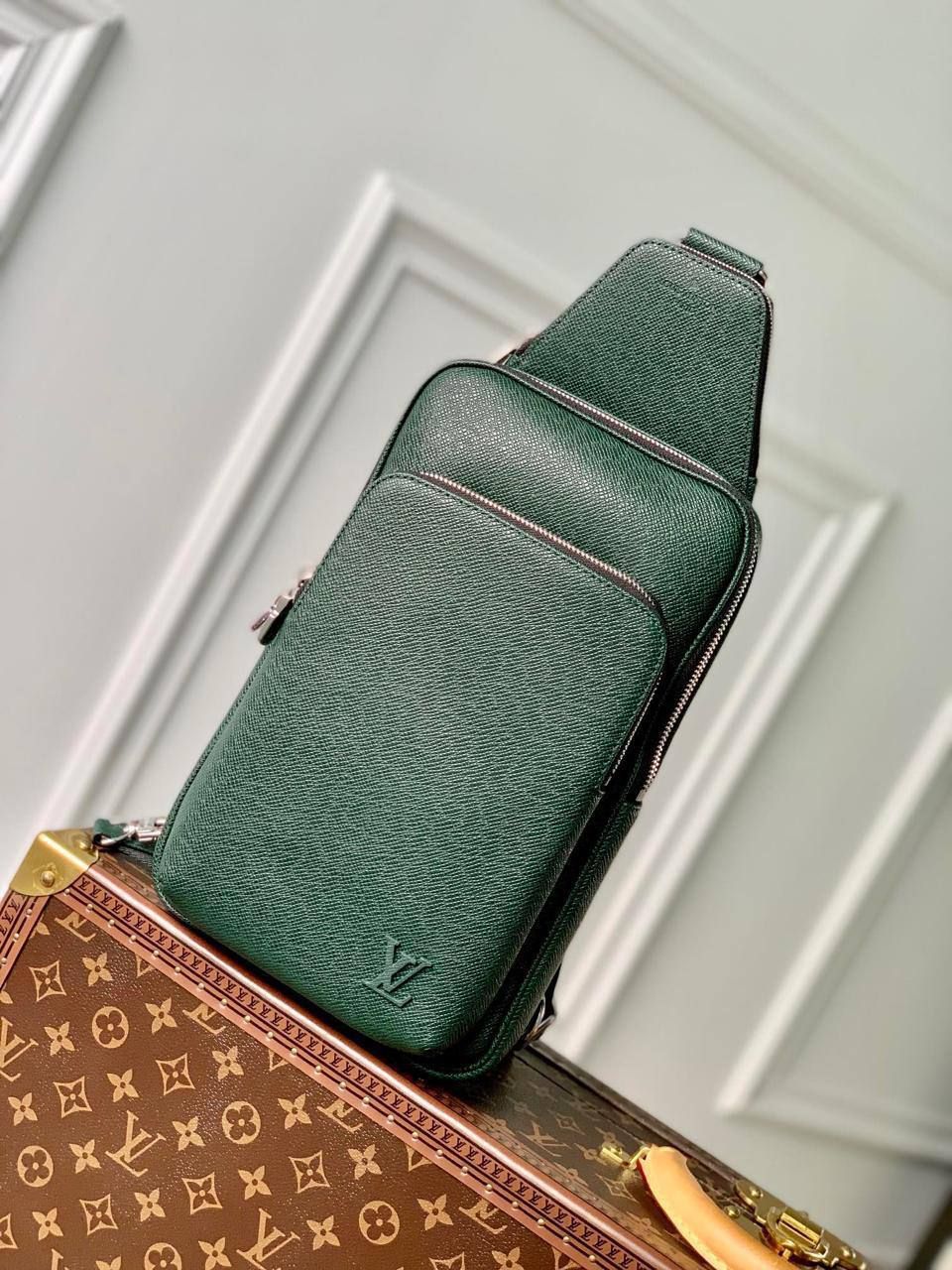  LOUIS VUITTON Avenue Slingbag NM