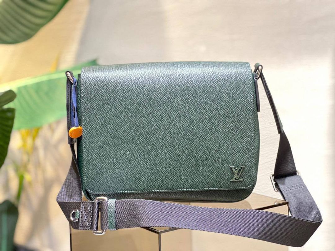  LOUIS VUITTON Takeoff Messenger bag