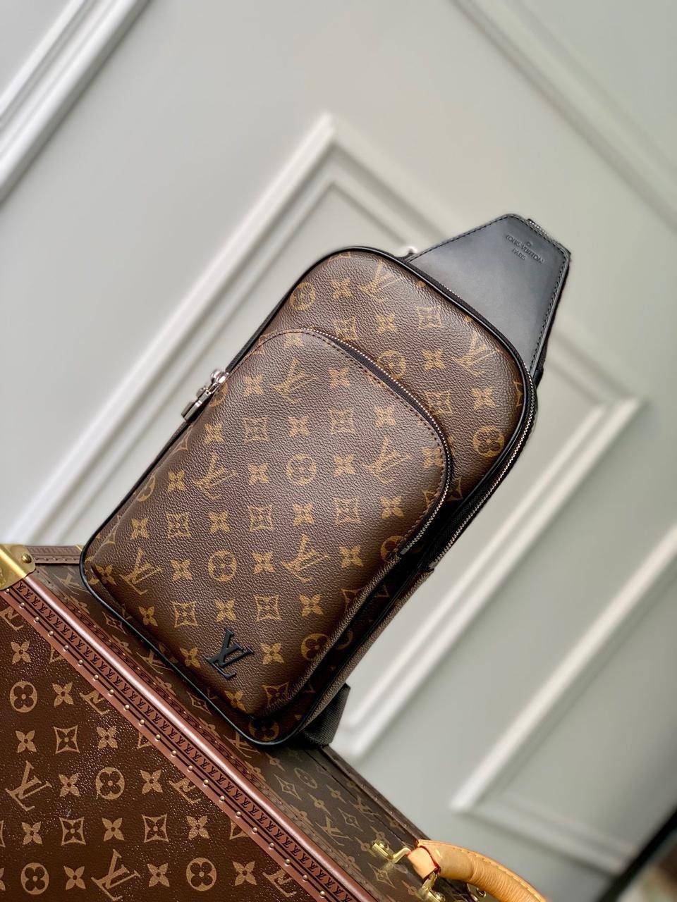  LOUIS VUITTON Avenue Slingbag NM