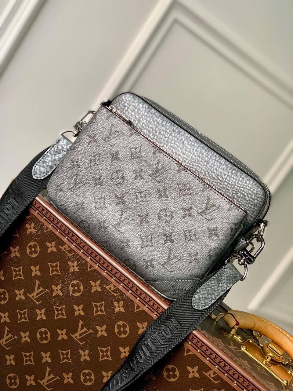  LOUIS VUITTON Trio Messenger