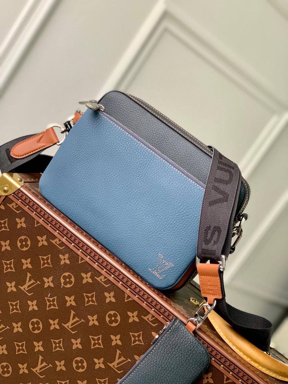  LOUIS VUITTON shoulder  messenger bag 