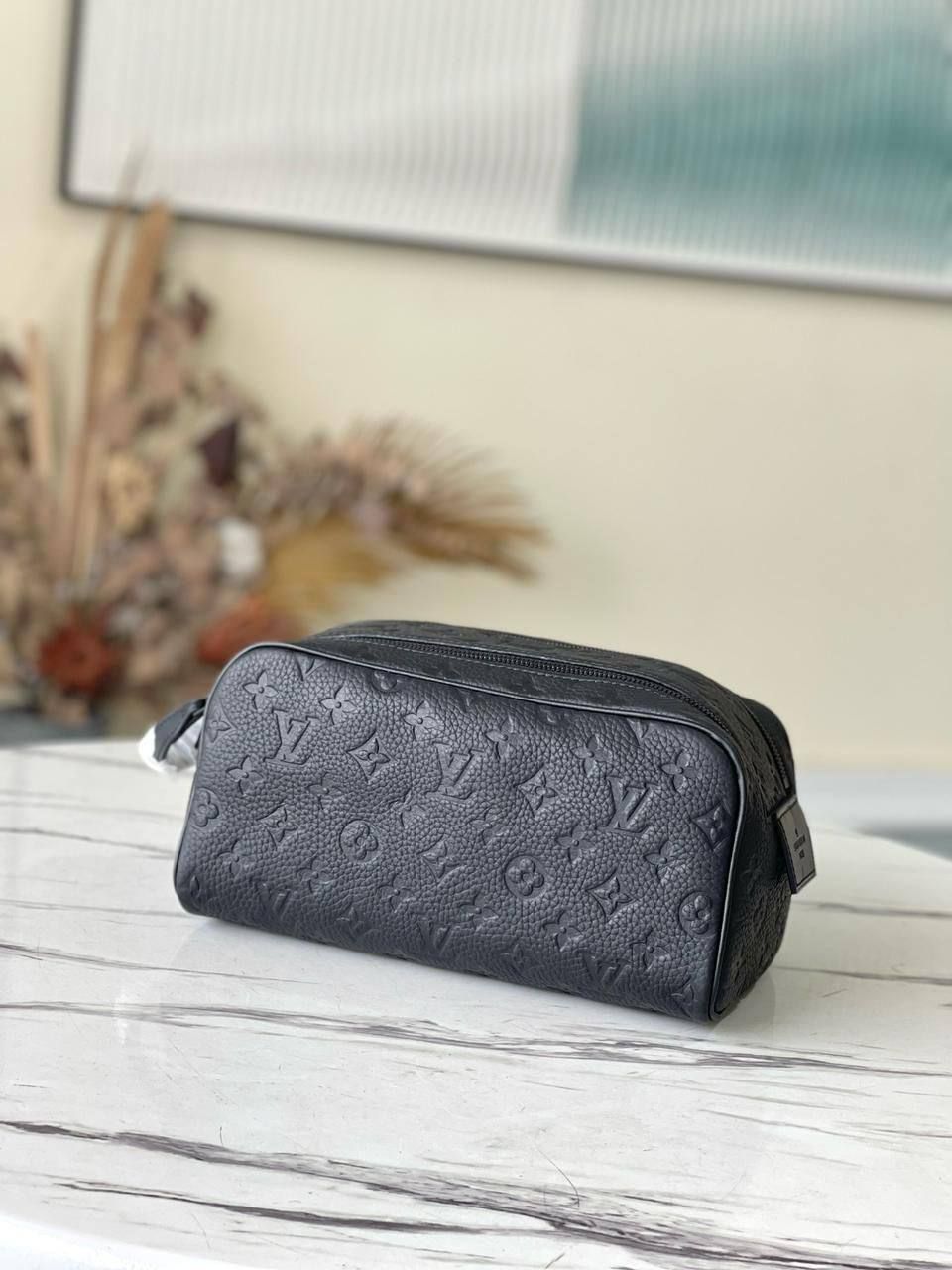  LOUIS VUITTON Dopp Kit