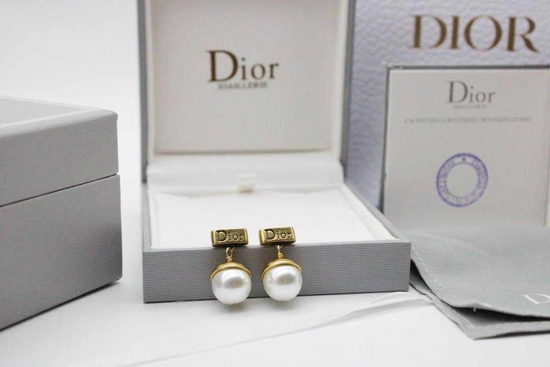 DIOR