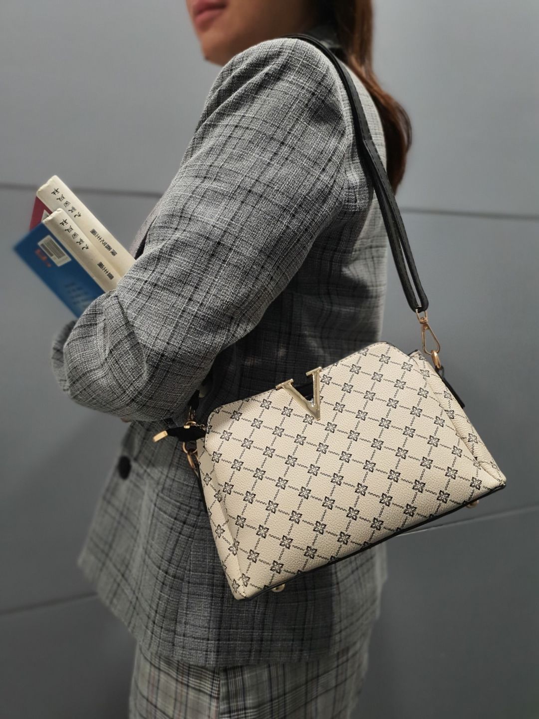 Vintage Print Crossbody Bag V Letter 