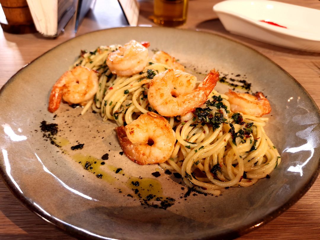 Spaghetti aglio olio e peperoncino  cu  creveti