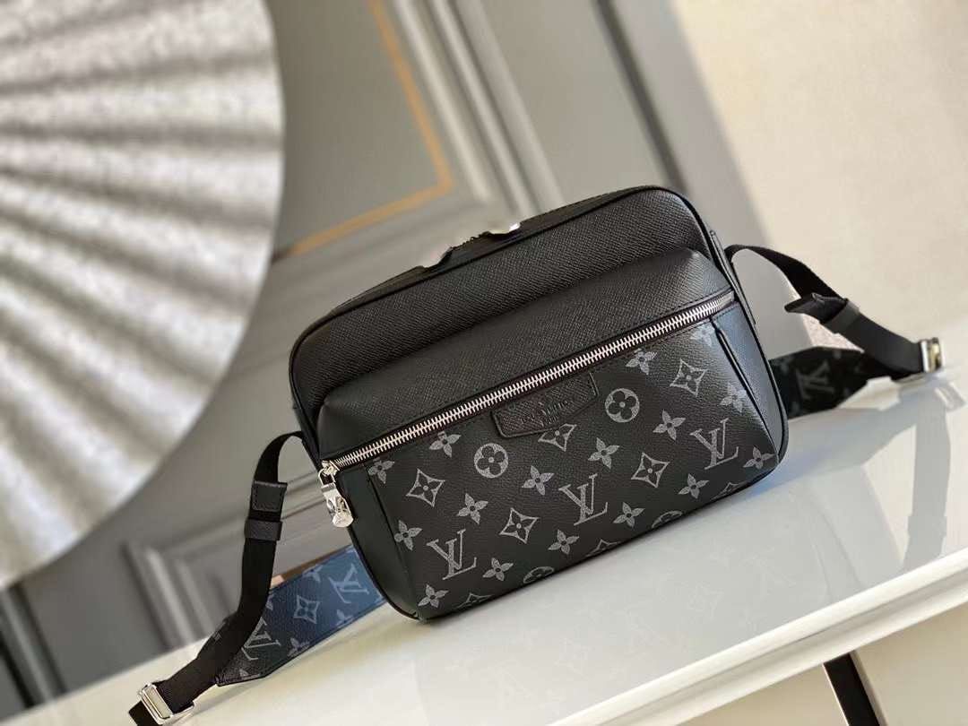 LOUIS VUITTON Trio Messenger bag