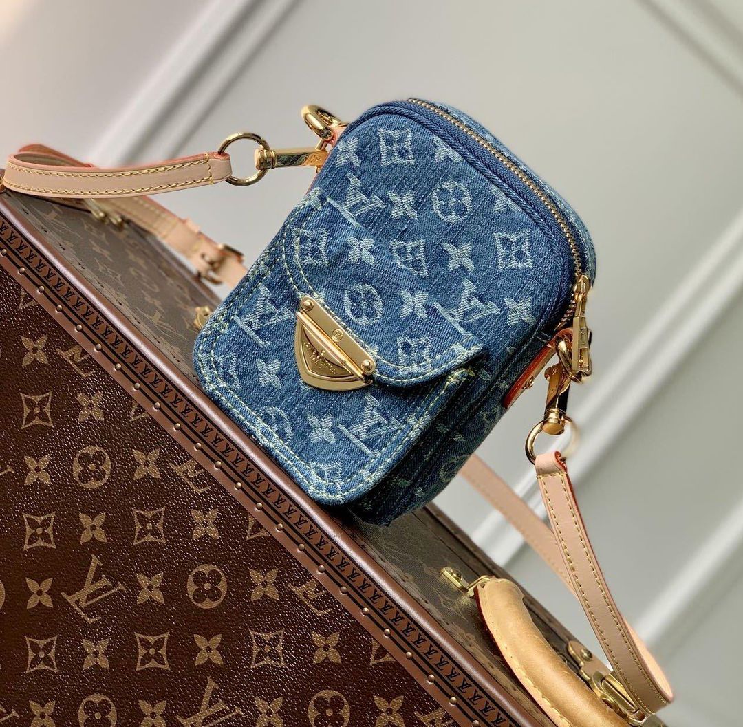 LOUIS VUITTON Fairfax Pochette