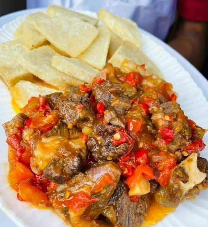 Yam and sauce with goat meat 