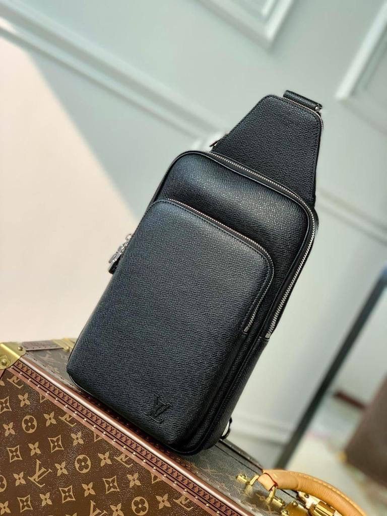 LOUIS VUITTON Avenue Slingbag NM