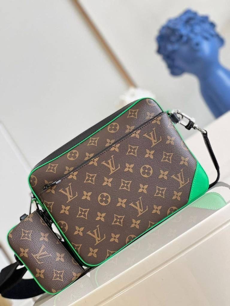 LOUIS VUITTON Trio Messenger bag