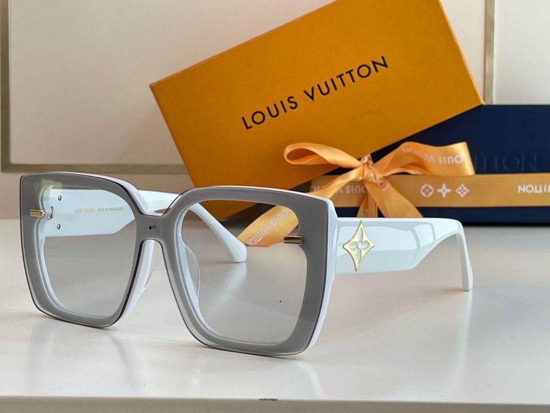 LOUIS VUITTON  