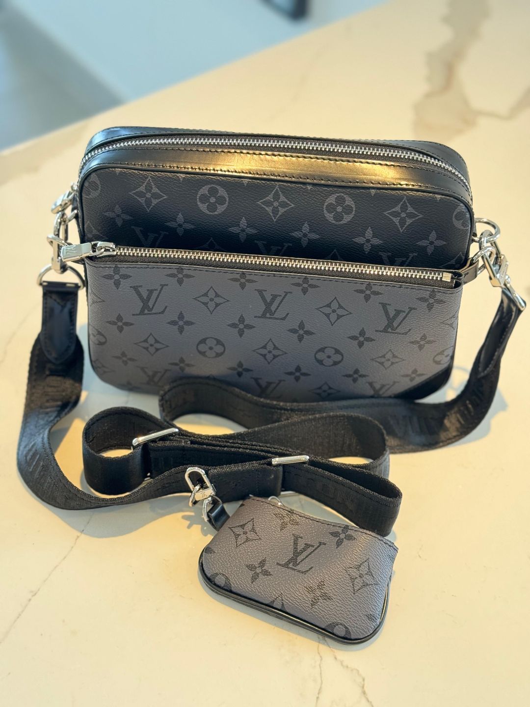  LOUIS VUITTON Trio Messenger