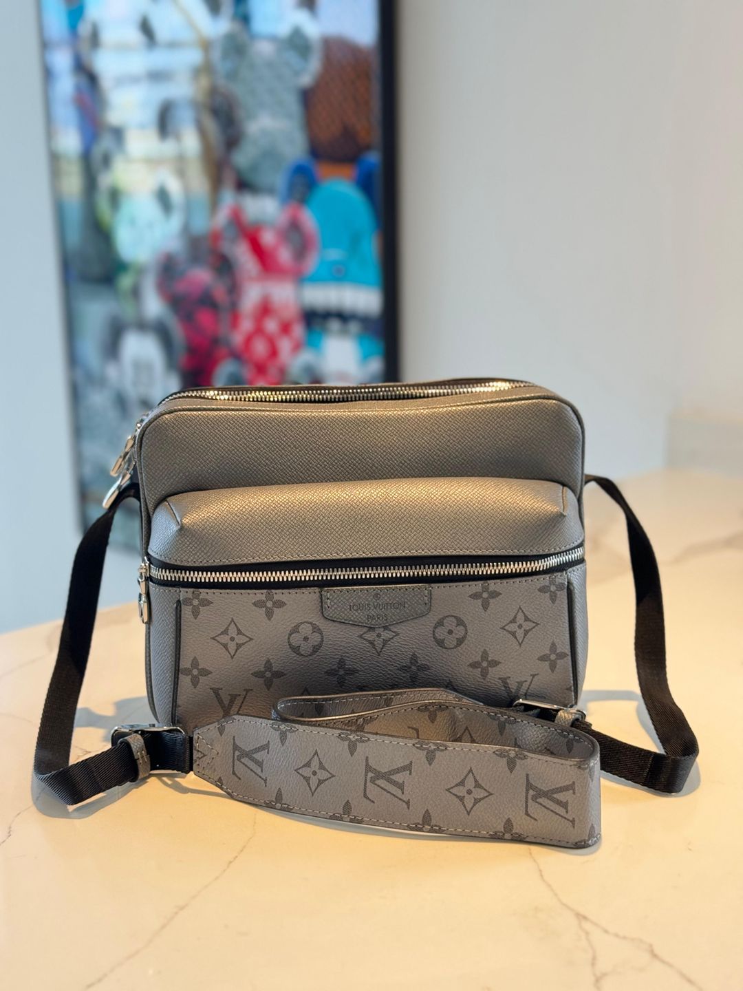 LOUIS VUITTON Outdoor messenger