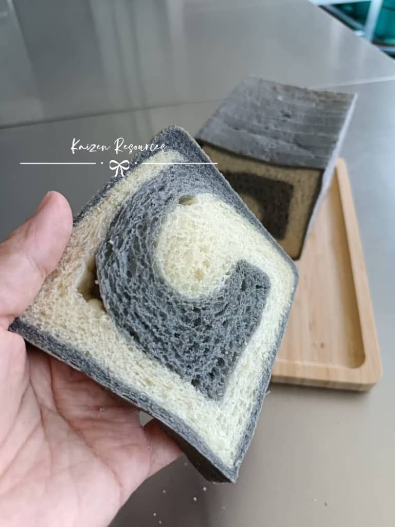 Charcoal loaf 竹炭面包