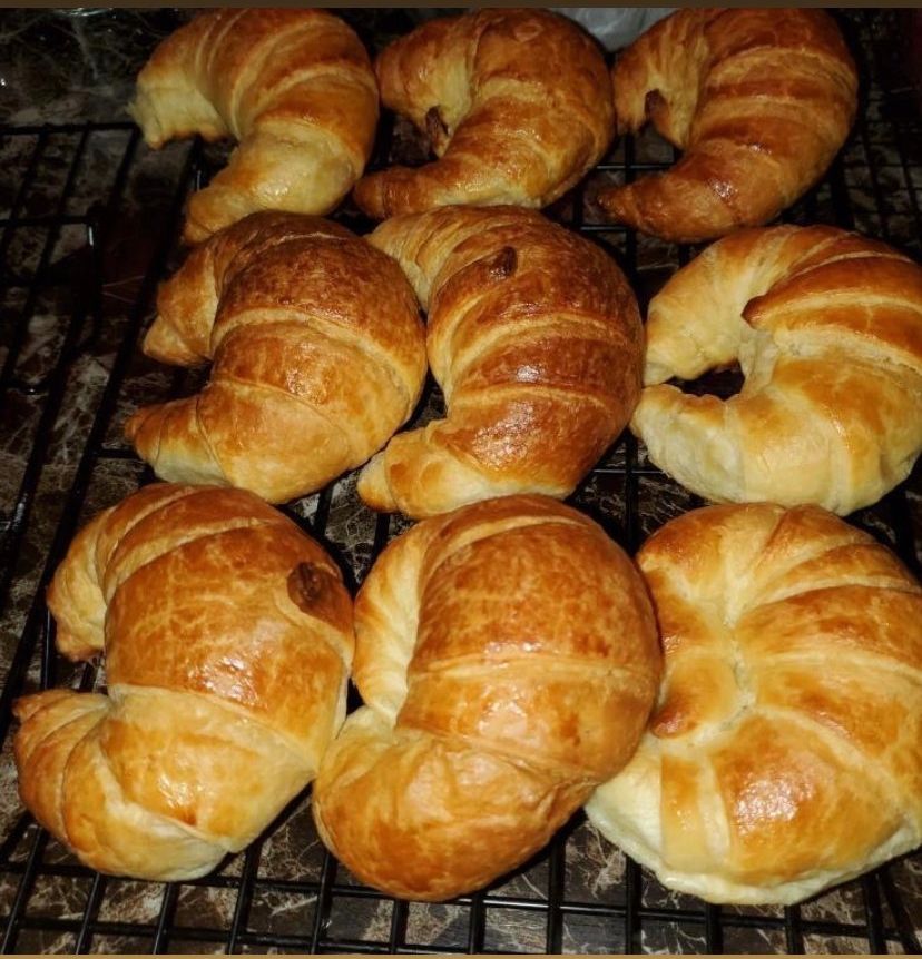 Large croissants 