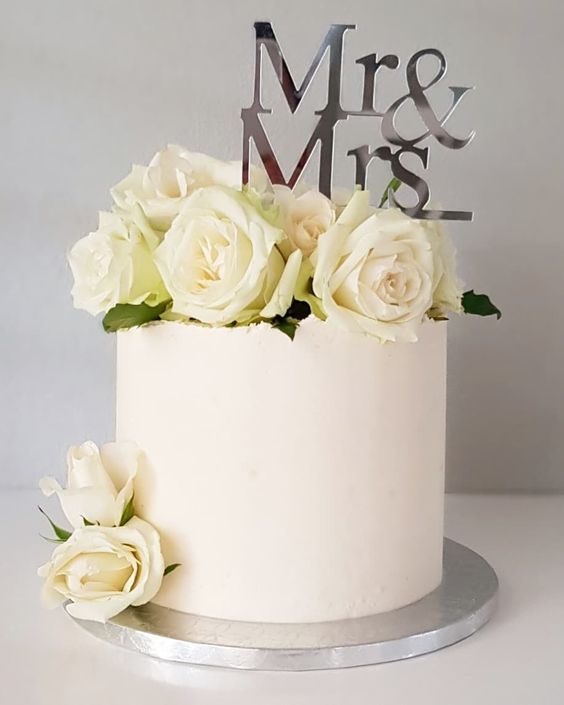 Single Tier Wedding Cake with 10 Guest Personalized Cakes Boxes