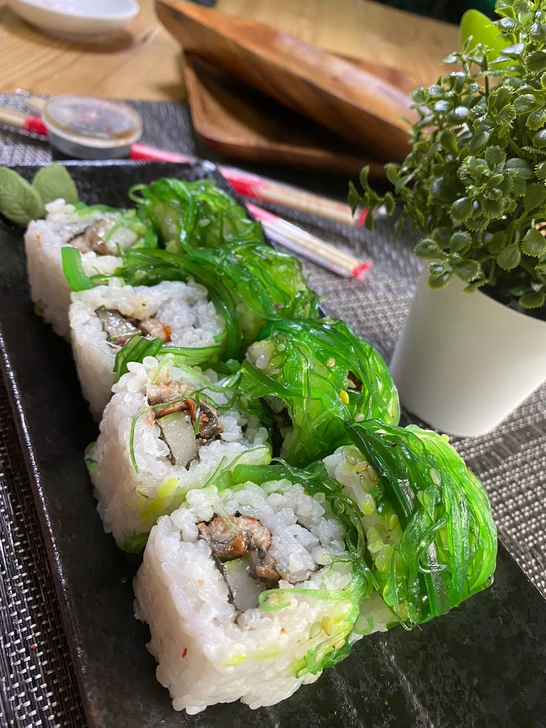 Una Wakame Roll