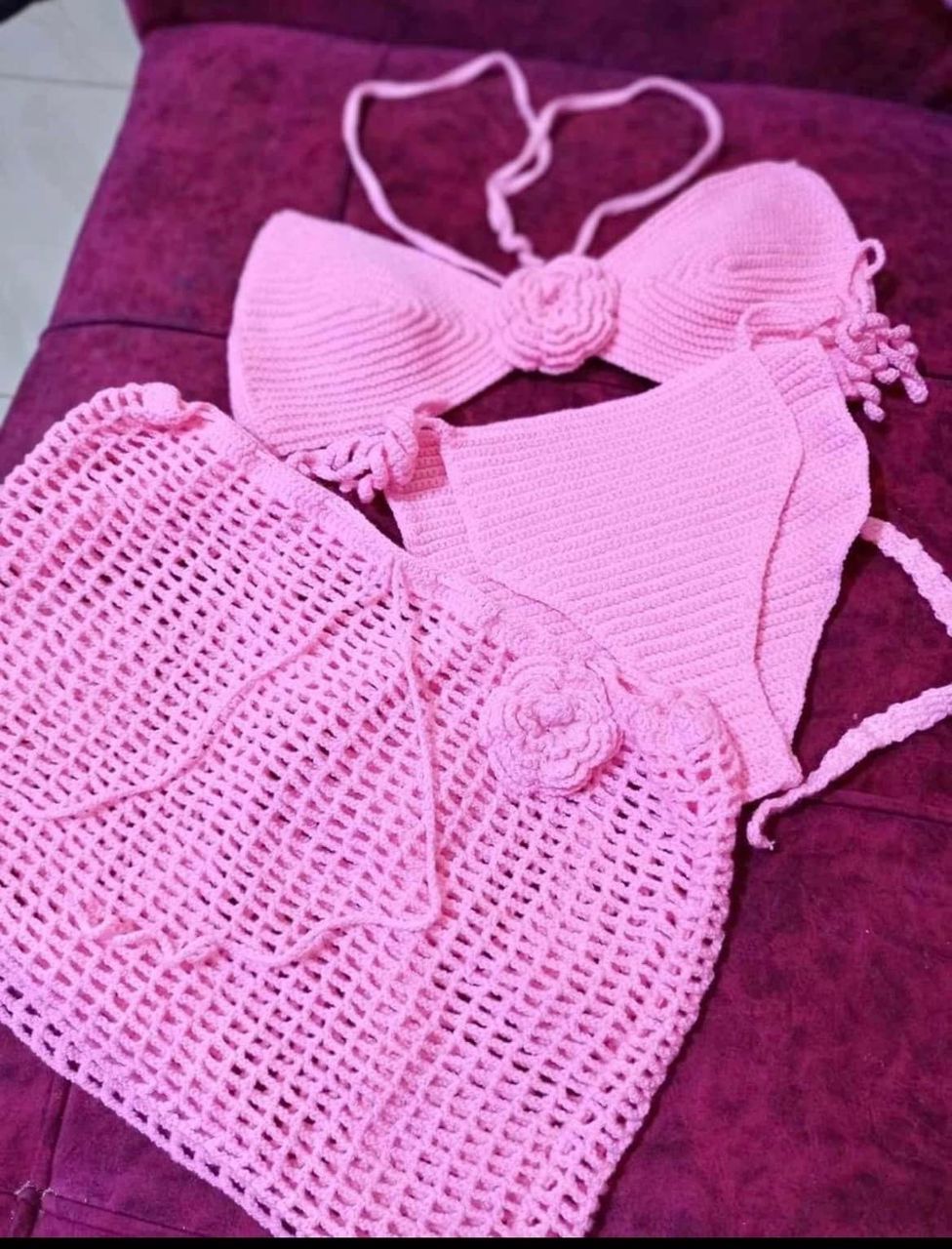 COMPLET BIKINI + JUPE COURTE AVEC FLEUR ROSE EN LAINE 