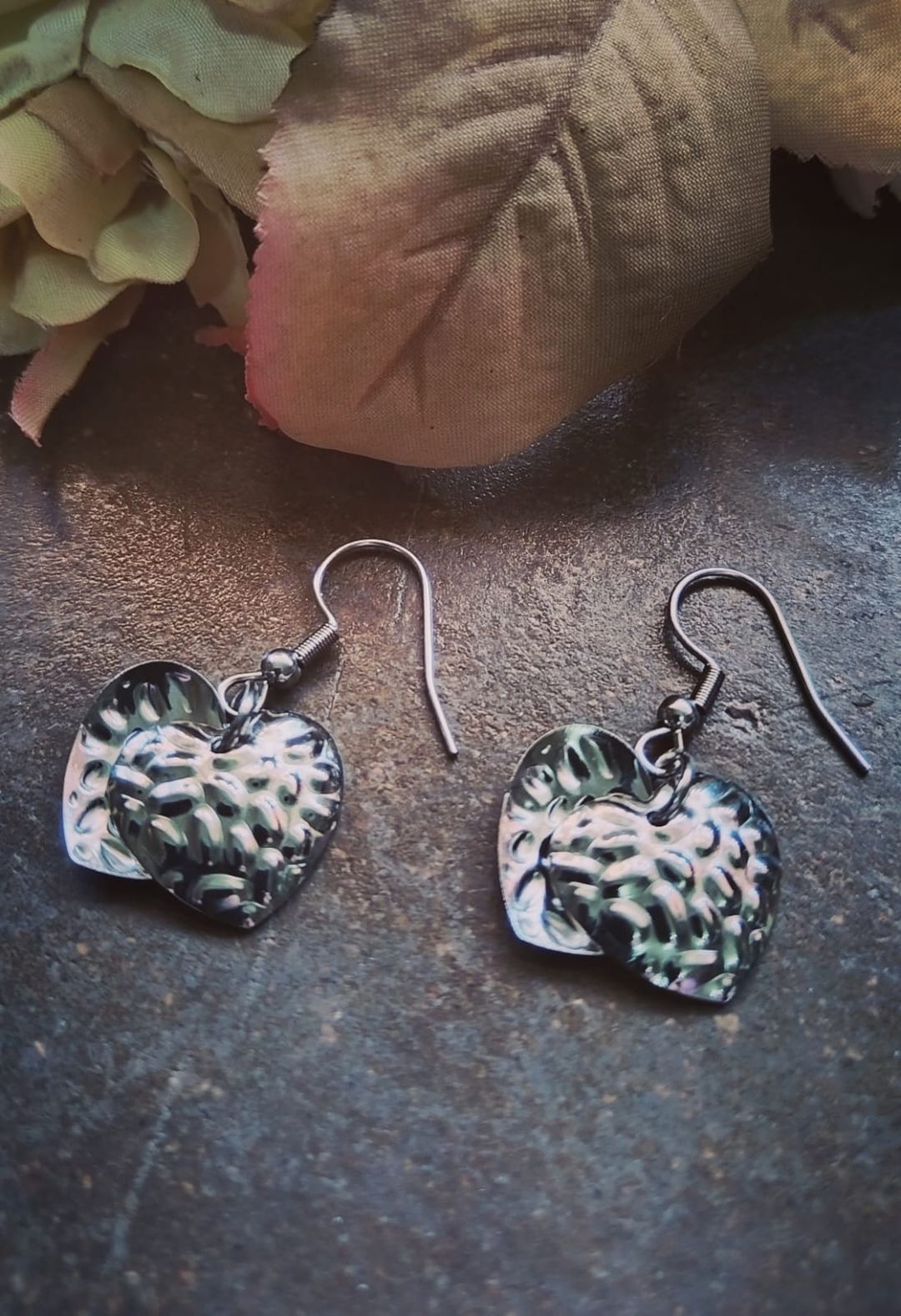 Hammered Hearts Dangling earrings (small)