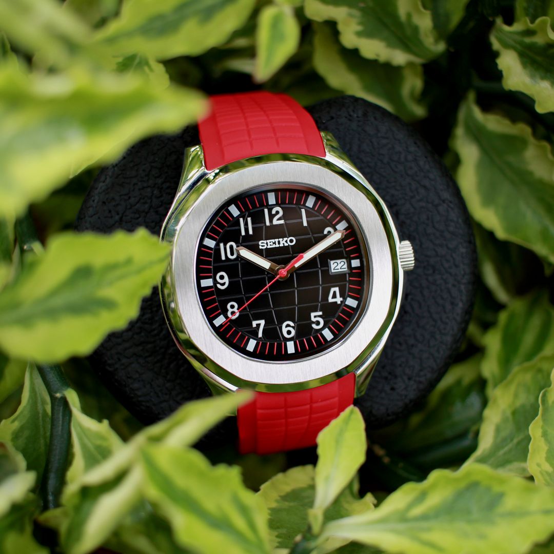 Singapore Red Aquanaut (44MM)