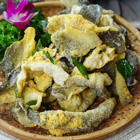 Deep-Fried Salted Egg Fish Skin (炸咸蛋鱼皮）