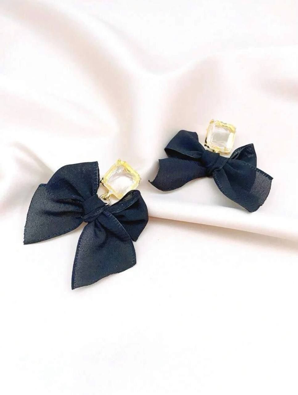 Bow earring