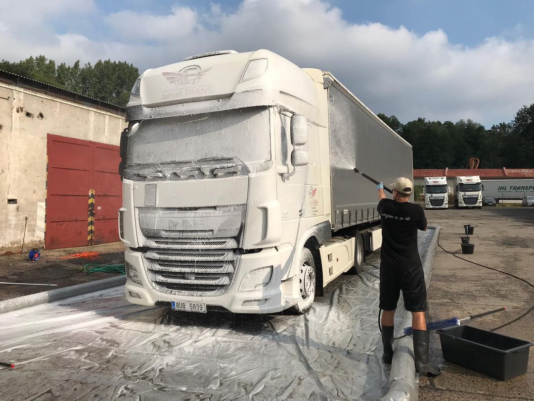 Truck Wash.                                غسيل كميونات وتشحيم