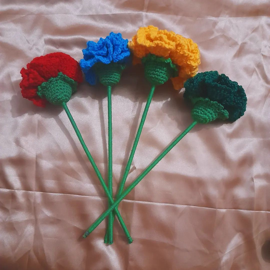 Crochet flower and scrunchies inspired by Mauritian flag 