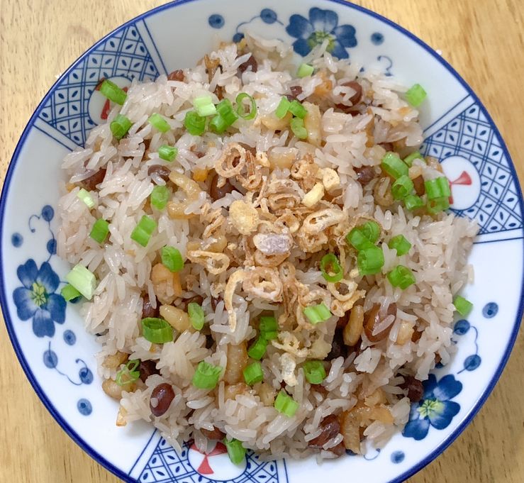 White Glutinous Rice with Peanuts (separate fried onion and spring onion condiments included)