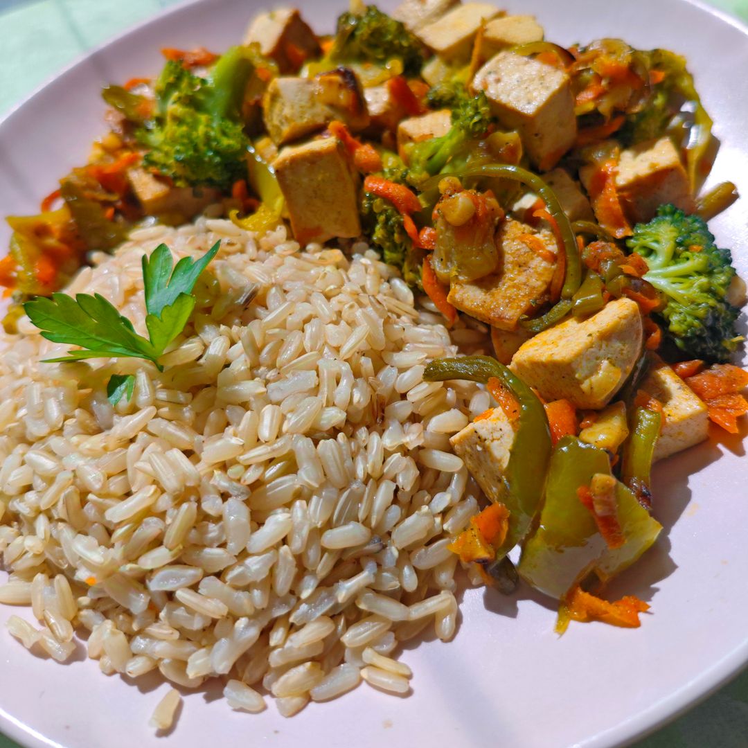 Tofu com Arroz e Legumes Salteados