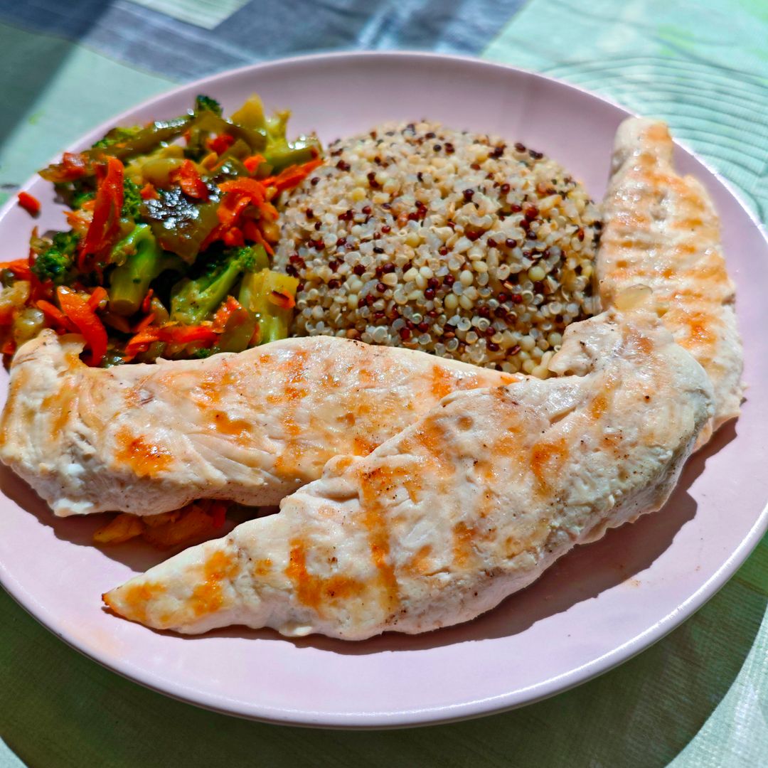 Frango grelhado com quinoa e legumes salteados