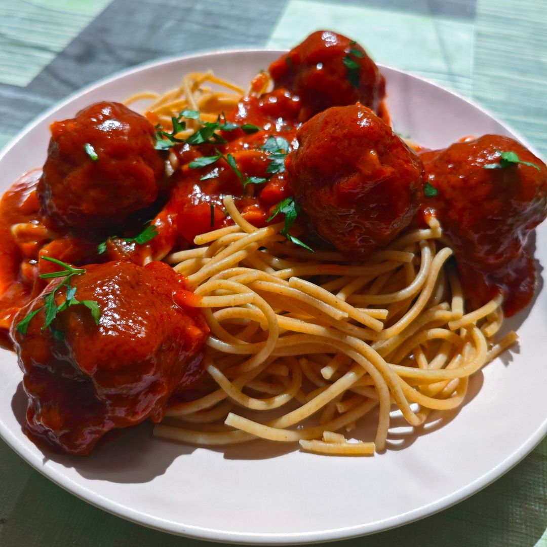 Almôndegas de bovino com molho de tomate acompanhadas por esparguete integral