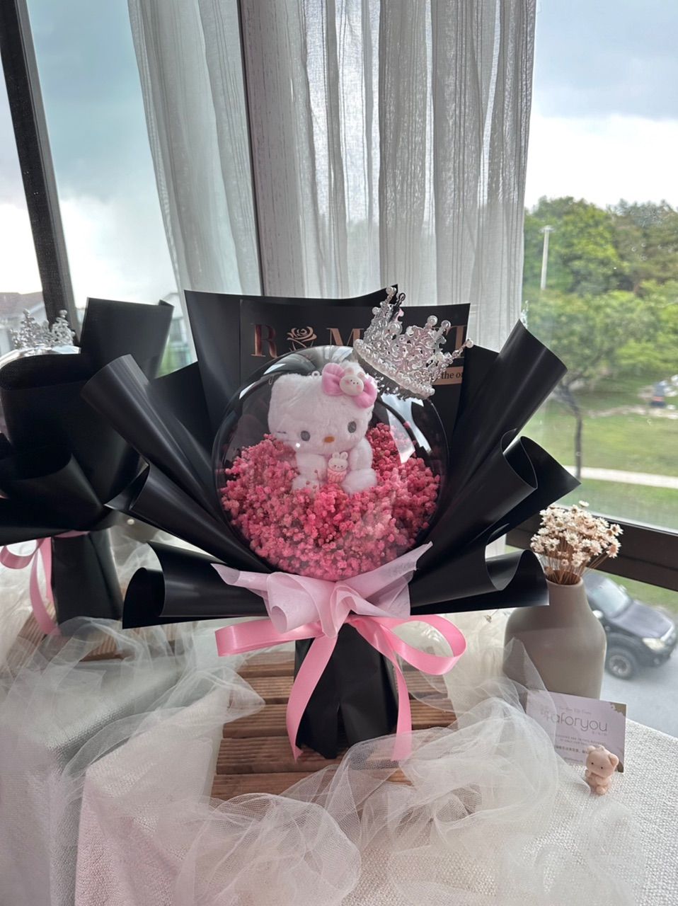 (Pre order) Hello Kitty Baby Breath Arcylic Ball Bouquet