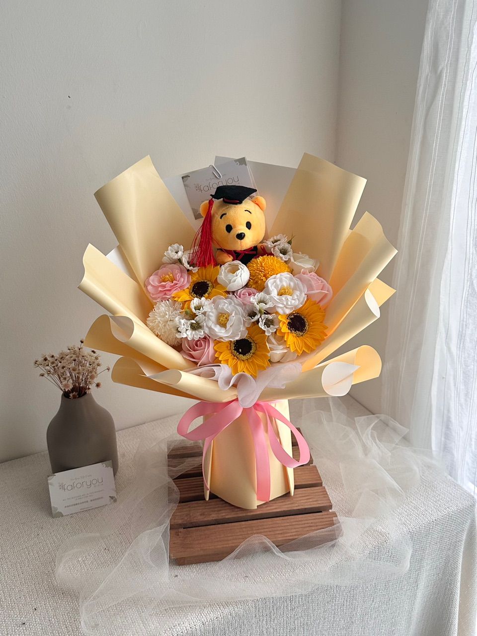 Winnie Graduation Flower Mixed Bouquet