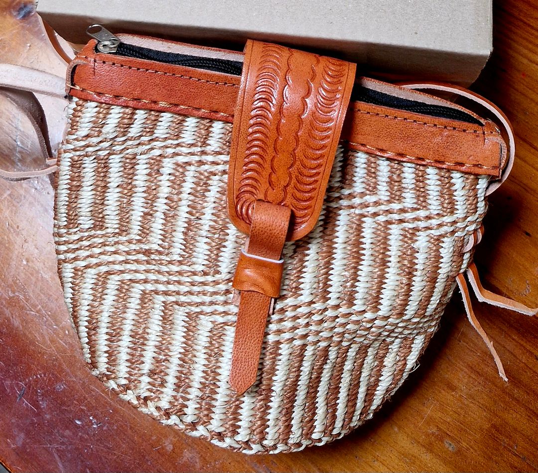 Medium sized leather sisal pattern bags