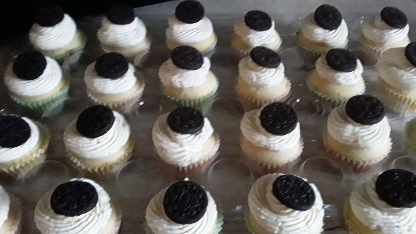 Oreo Cookie Cupcakes 12 pack